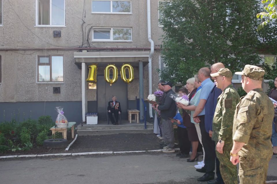 Сегодня администрация округа поздравила с 100летним юбилеем ветерана Великой Отечественной войны Назарова Виктора Николаевича
