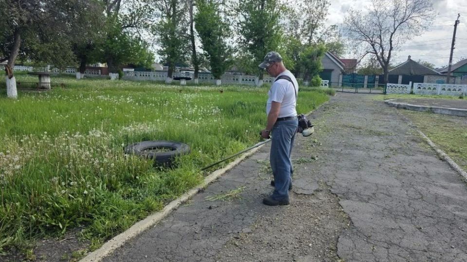 В поселках, прилегающих к городу Ровеньки, и селе Благовка проводят работу по благоустройству территории В поселках, прилегающих к городу Ровеньки, и селе Благовка проводят работу по благоустройству территории