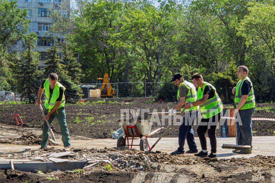 Партийный десант «Единой России» проверил ход работ на парке «Дружба» в Луганске Партийный десант «Единой России» проверил ход работ на парке «Дружба» в Луганске