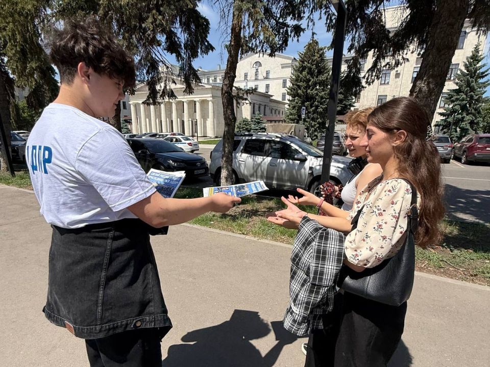 Сегодня активисты Молодежной организации ЛДПР вышли на улицы города, чтобы лично встретиться с жителями и раздать свежий выпуск партийной газеты Сегодня активисты Молодежной организации ЛДПР вышли на улицы города, чтобы лично встретиться с жителями и раздать свежий выпуск партийной газеты