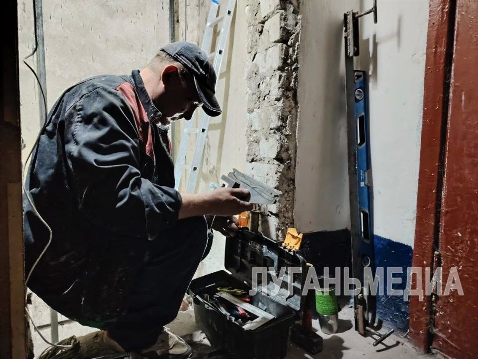 В Стаханове устанавливают новые лифты В Стаханове устанавливают новые лифты
