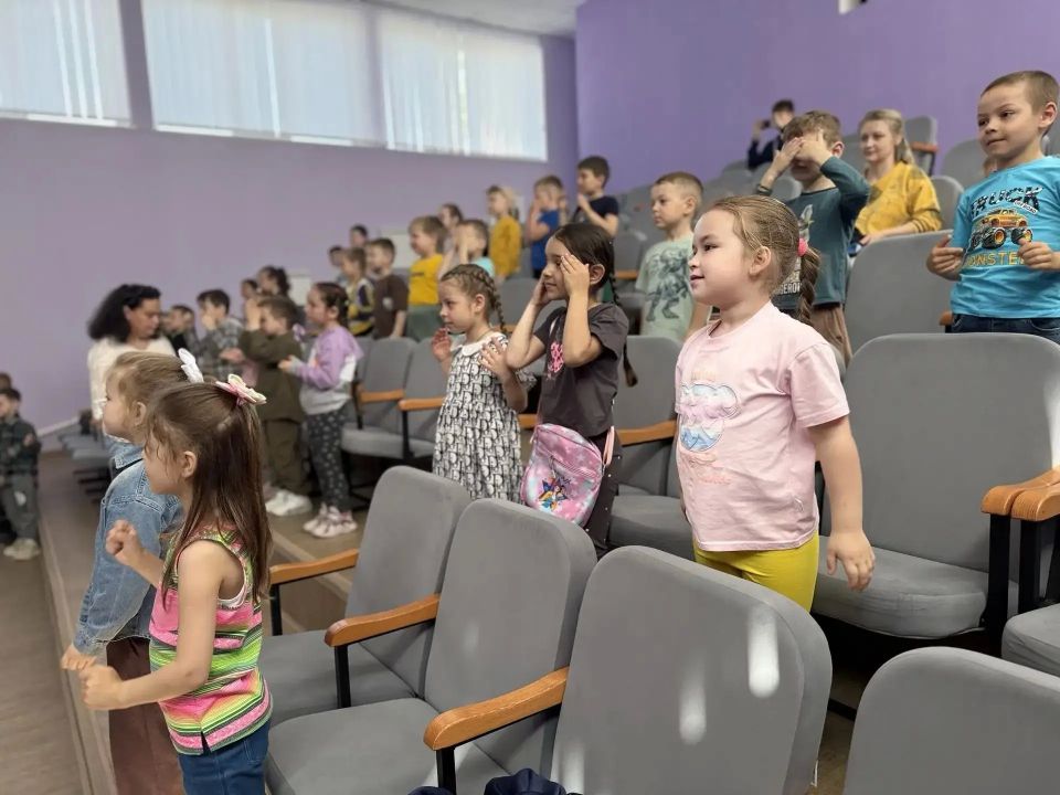 В Брянковской средней школе № 9» прошла театрализованная постановка «Как Мышка устроила пожар», которую подготовили и показали обучающиеся 10-го психолого-педагогического класса В Брянковской средней школе № 9» прошла театрализованная постановка «Как Мышка устроила пожар», которую подготовили и показали обучающиеся 10-го психолого-педагогического класса