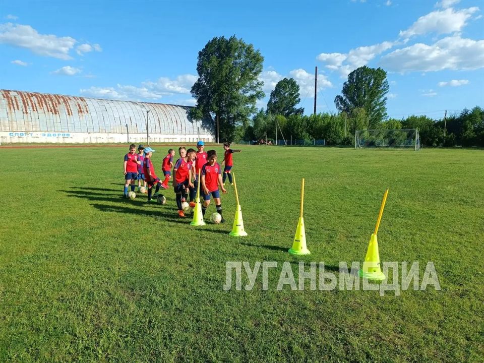 На стадионе «Нива» в Станице Луганской единороссы организовали массовую тренировку для младшей группы воспитанников футбольного клуба «Атаман» На стадионе «Нива» в Станице Луганской единороссы организовали массовую тренировку для младшей группы воспитанников футбольного клуба «Атаман»