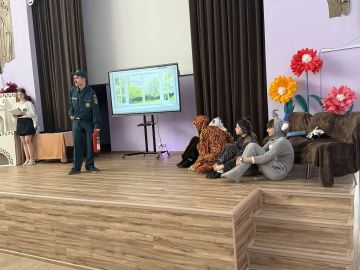 В Брянковской средней школе № 9» прошла театрализованная постановка «Как Мышка устроила пожар», которую подготовили и показали обучающиеся 10-го психолого-педагогического класса