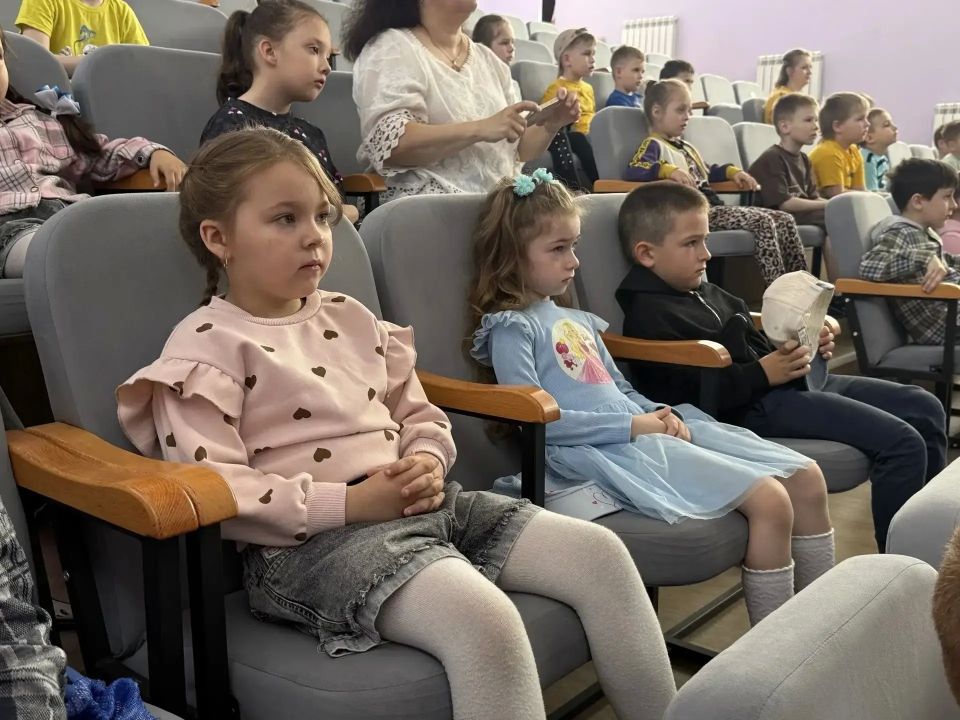 В Брянковской средней школе № 9» прошла театрализованная постановка «Как Мышка устроила пожар», которую подготовили и показали обучающиеся 10-го психолого-педагогического класса В Брянковской средней школе № 9» прошла театрализованная постановка «Как Мышка устроила пожар», которую подготовили и показали обучающиеся 10-го психолого-педагогического класса