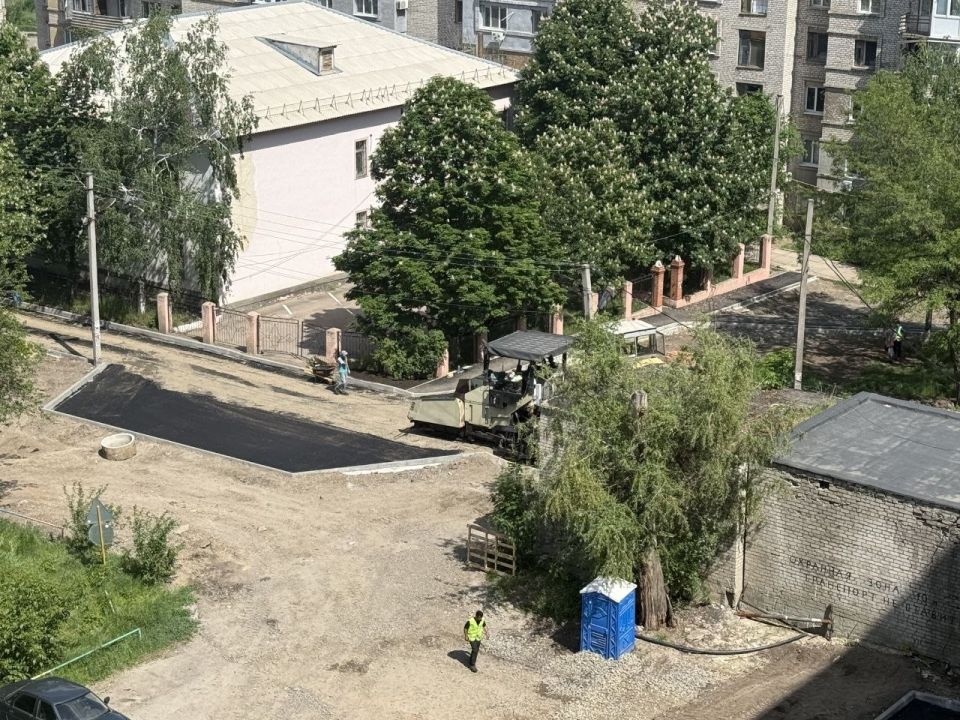 В Краснодоне капитально ремонтируют дорогу и тротуары по улице Артема В Краснодоне капитально ремонтируют дорогу и тротуары по улице Артема