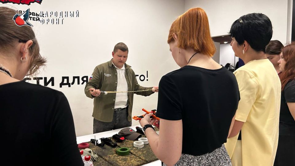 Молодёжка НФ ЛНР приняла участие форуме «Всё для фронта» от проекта «Мастерская для всех» в Доме Молодёжи ЛНР Молодёжка НФ ЛНР приняла участие форуме «Всё для фронта» от проекта «Мастерская для всех» в Доме Молодёжи ЛНР