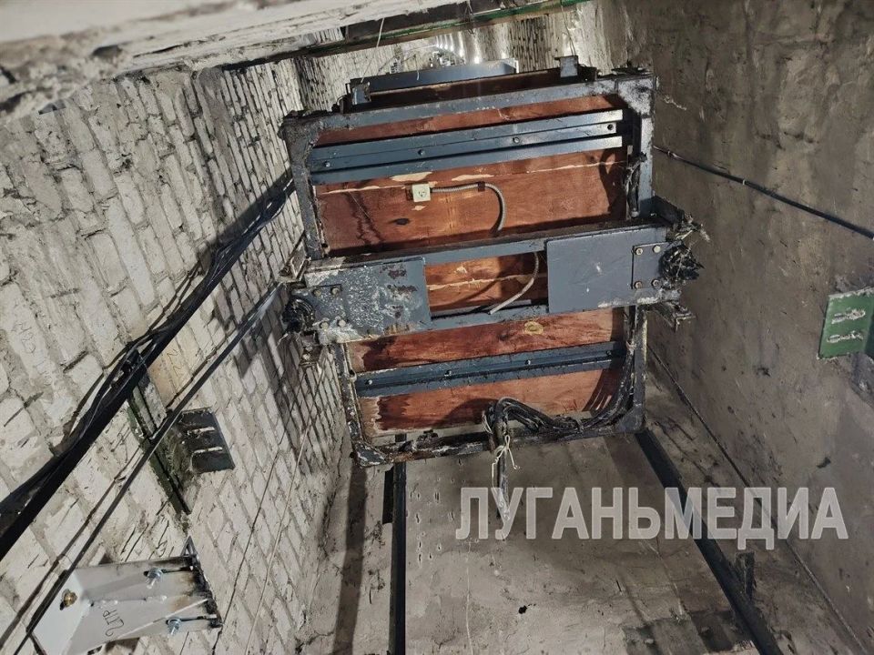 В Стаханове устанавливают новые лифты В Стаханове устанавливают новые лифты