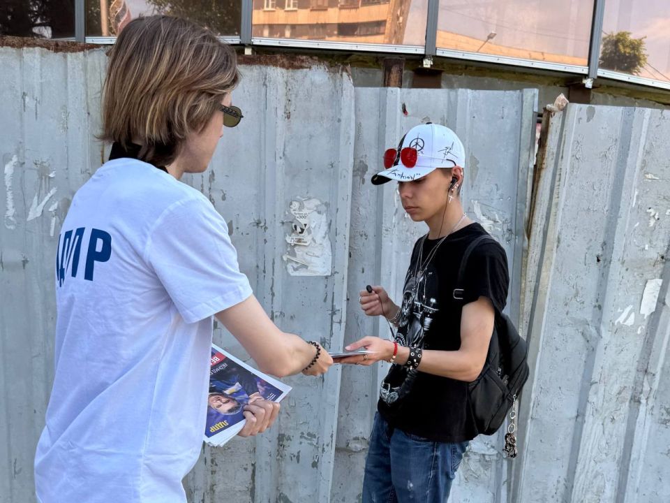 Сегодня активисты Молодежной организации ЛДПР вышли на улицы города, чтобы лично встретиться с жителями и раздать свежий выпуск партийной газеты Сегодня активисты Молодежной организации ЛДПР вышли на улицы города, чтобы лично встретиться с жителями и раздать свежий выпуск партийной газеты