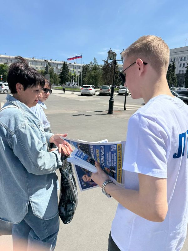 Сегодня активисты Молодежной организации ЛДПР вышли на улицы города, чтобы лично встретиться с жителями и раздать свежий выпуск партийной газеты Сегодня активисты Молодежной организации ЛДПР вышли на улицы города, чтобы лично встретиться с жителями и раздать свежий выпуск партийной газеты
