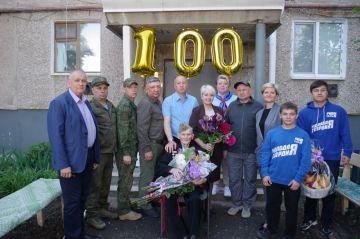 Единороссы поздравили ветерана ВОВ Виктора Николаевича Назарова со 100-летним юбилеем