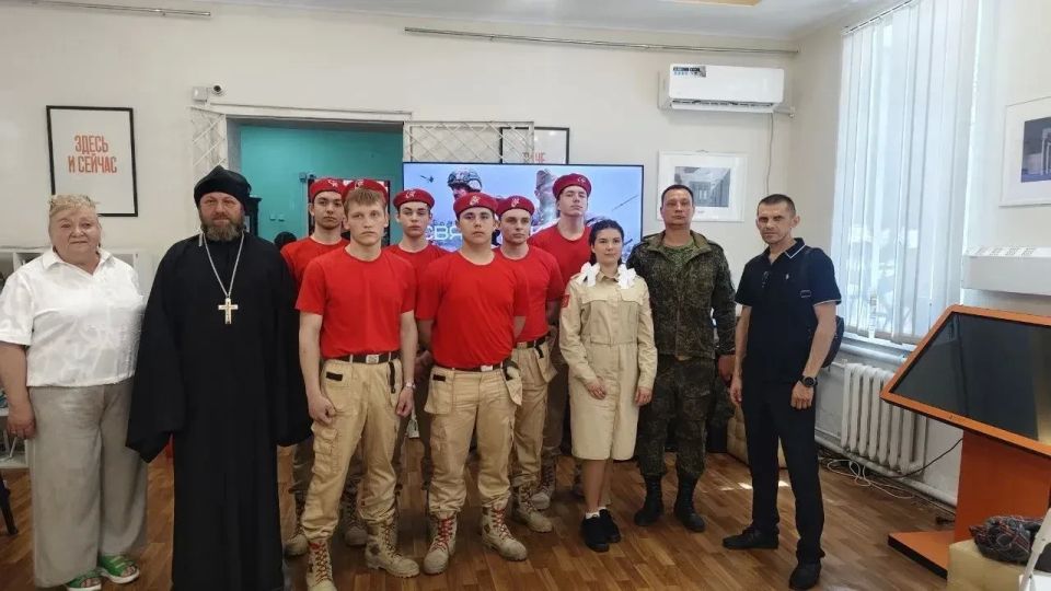 В Ровеньках провели исторический экскурс "Великие битвы Великой Отечественной войны" В Ровеньках провели исторический экскурс "Великие битвы Великой Отечественной войны"