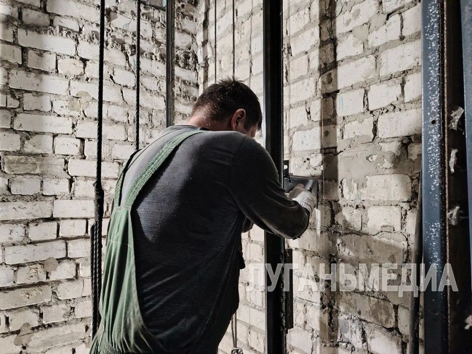 В Стаханове устанавливают новые лифты В Стаханове устанавливают новые лифты