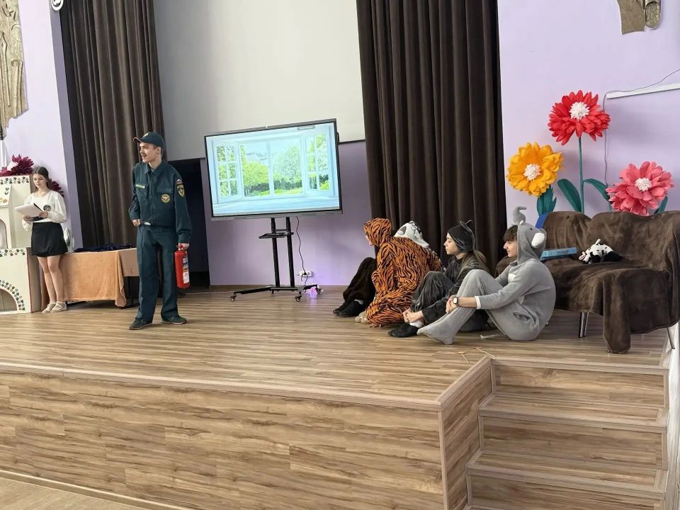 В Брянковской средней школе № 9» прошла театрализованная постановка «Как Мышка устроила пожар», которую подготовили и показали обучающиеся 10-го психолого-педагогического класса