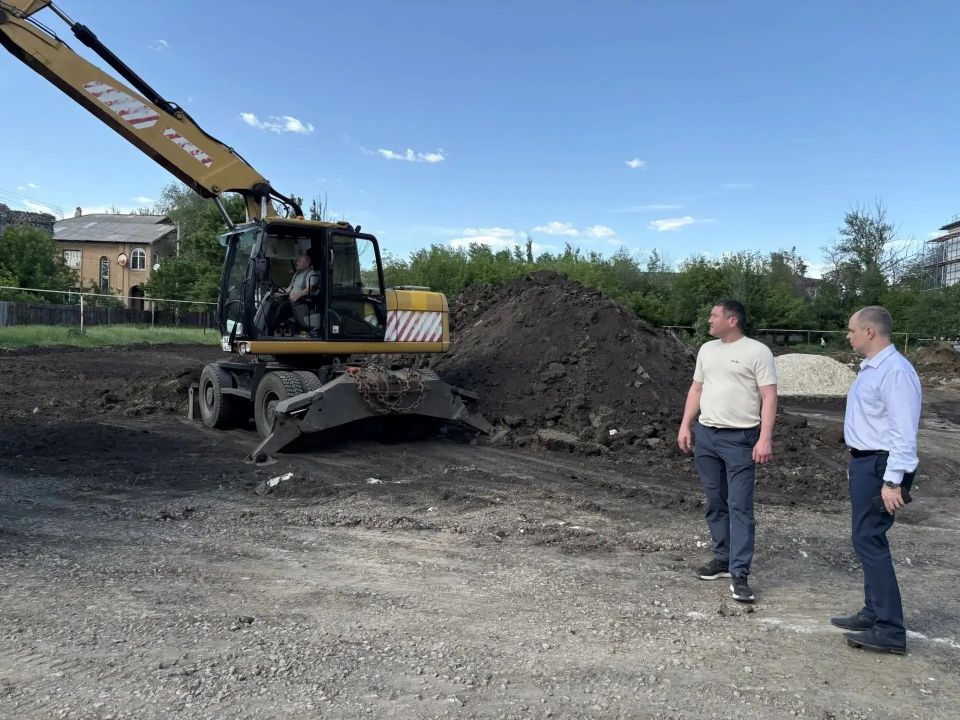Сегодня совместно с представителем Правительства Республики Башкортостан Ильдаром Хайбулиным проинспектировали ход ремонта в Краснолучской школе №7. Все работы ведутся силами шеф-региона Республики Башкортостан в рамках... Сегодня совместно с представителем Правительства Республики Башкортостан Ильдаром Хайбулиным проинспектировали ход ремонта в Краснолучской школе №7. Все работы ведутся силами шеф-региона Республики Башкортостан в рамках...