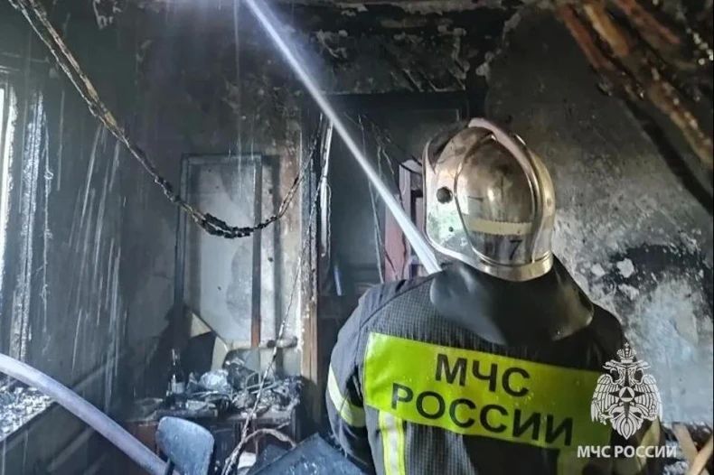 Свердловские спасатели ликвидировали пожар в частном секторе Свердловские спасатели ликвидировали пожар в частном секторе