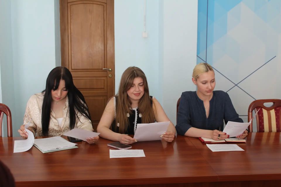 В Краснодоне прошло заседание по вопросам гармонизации межнациональных (межэтнических) и этно-конфессиональных отношений В Краснодоне прошло заседание по вопросам гармонизации межнациональных (межэтнических) и этно-конфессиональных отношений