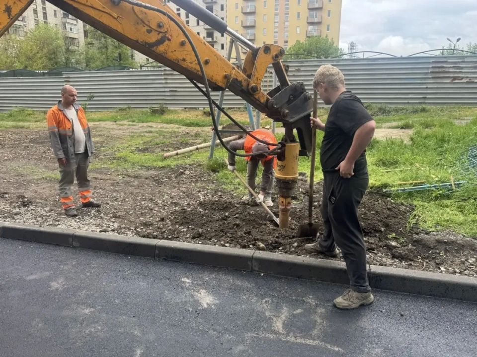 Уличные опоры на Микроцентре в Краснодоне! Уличные опоры на Микроцентре в Краснодоне!