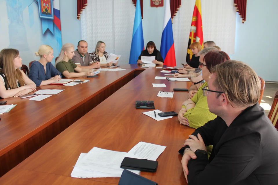 В Краснодоне прошло заседание по вопросам гармонизации межнациональных (межэтнических) и этно-конфессиональных отношений В Краснодоне прошло заседание по вопросам гармонизации межнациональных (межэтнических) и этно-конфессиональных отношений