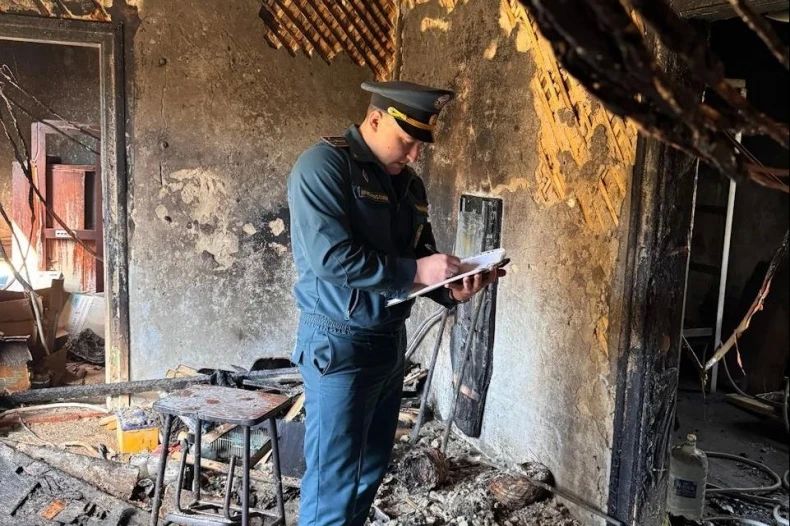 Свердловские спасатели ликвидировали пожар в частном секторе Свердловские спасатели ликвидировали пожар в частном секторе
