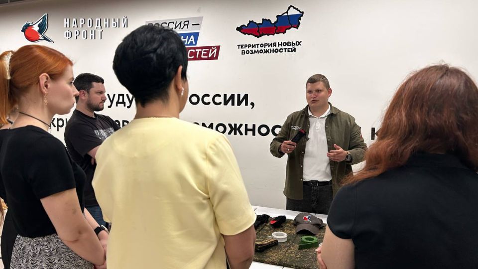 Молодёжка НФ ЛНР приняла участие форуме «Всё для фронта» от проекта «Мастерская для всех» в Доме Молодёжи ЛНР Молодёжка НФ ЛНР приняла участие форуме «Всё для фронта» от проекта «Мастерская для всех» в Доме Молодёжи ЛНР