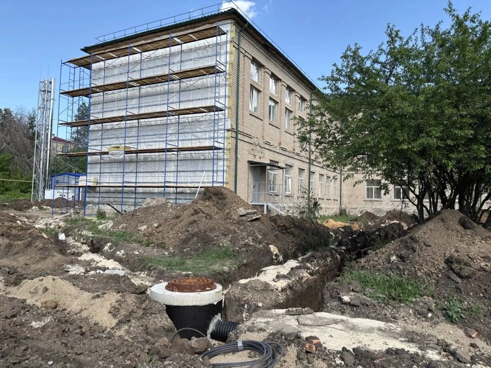 Сегодня совместно с представителем Правительства Республики Башкортостан Ильдаром Хайбулиным проинспектировали ход ремонта в Краснолучской школе №7. Все работы ведутся силами шеф-региона Республики Башкортостан в рамках... Сегодня совместно с представителем Правительства Республики Башкортостан Ильдаром Хайбулиным проинспектировали ход ремонта в Краснолучской школе №7. Все работы ведутся силами шеф-региона Республики Башкортостан в рамках...