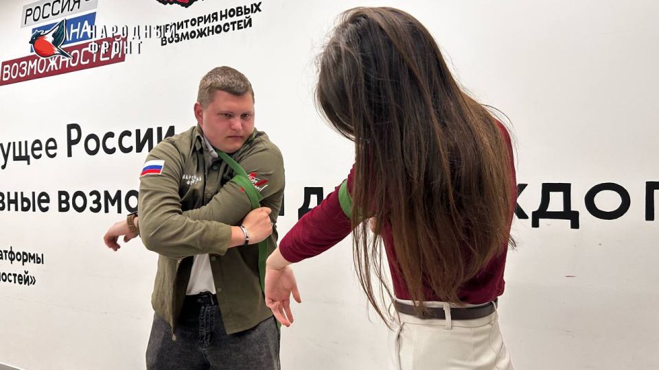 Молодёжка НФ ЛНР приняла участие форуме «Всё для фронта» от проекта «Мастерская для всех» в Доме Молодёжи ЛНР Молодёжка НФ ЛНР приняла участие форуме «Всё для фронта» от проекта «Мастерская для всех» в Доме Молодёжи ЛНР