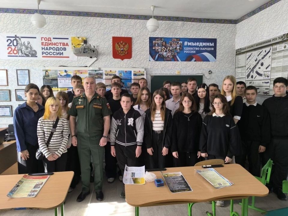 Профориентационная встреча в Бахмутовской школе: майор Владимир Фоминов рассказал о поступлении в военные вузы Профориентационная встреча в Бахмутовской школе: майор Владимир Фоминов рассказал о поступлении в военные вузы