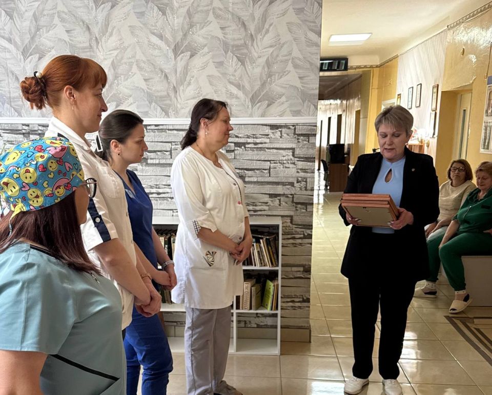 Их улыбки возвращают надежду, их руки снимают боль, их слова лечат и дарят уверенность в выздоровлении Их улыбки возвращают надежду, их руки снимают боль, их слова лечат и дарят уверенность в выздоровлении