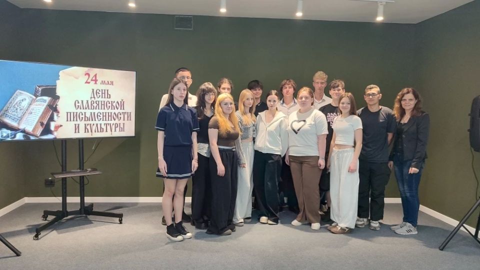 22 мая, в преддверии Дня славянской письменности и культуры, в Перевальской модельной библиотеке «Библиопортал» в рамках культурно-просветительского центра «Русская грамота» прошел познавательный час «Кто знает «Аз» да...
