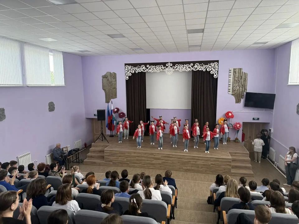 В Брянковской средней школе № 9 состоялся праздничный концерт «Ура, каникулы!», организованный в рамках социального партнерства с учреждением дополнительного образования Брянковским домом детского и юношеского творчества В Брянковской средней школе № 9 состоялся праздничный концерт «Ура, каникулы!», организованный в рамках социального партнерства с учреждением дополнительного образования Брянковским домом детского и юношеского творчества