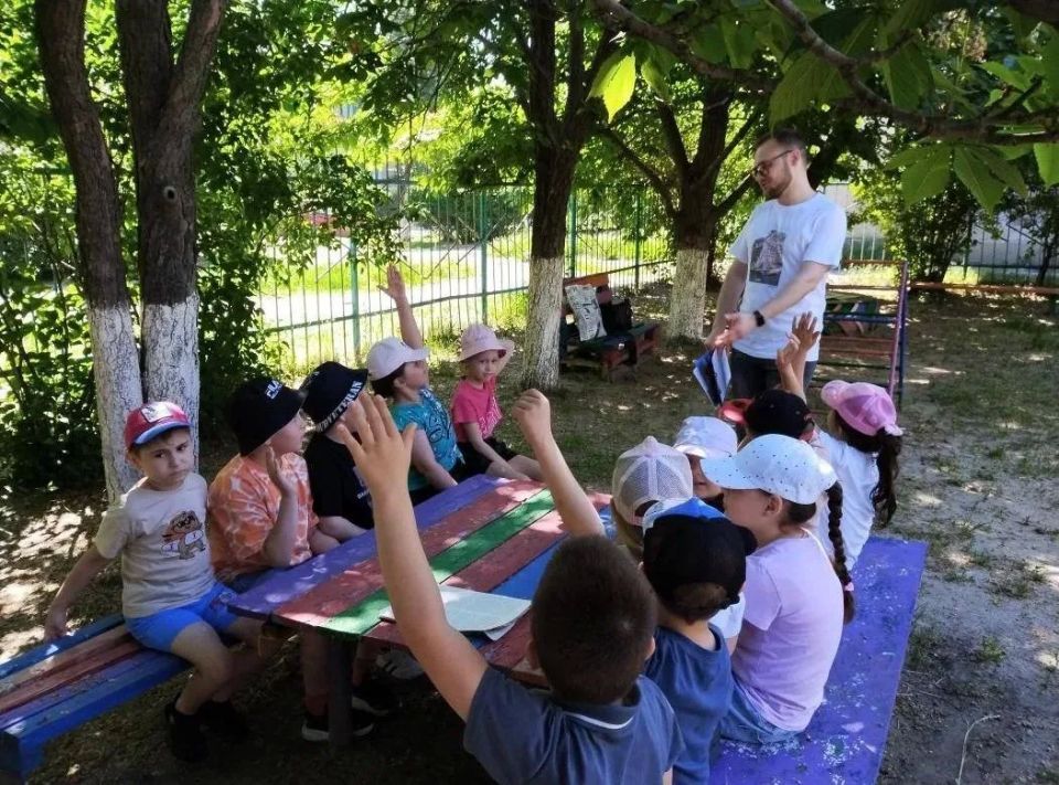 Сотрудники Лутугинского районного дома культуры провели мероприятие в детском саду «Ласточка» Сотрудники Лутугинского районного дома культуры провели мероприятие в детском саду «Ласточка»