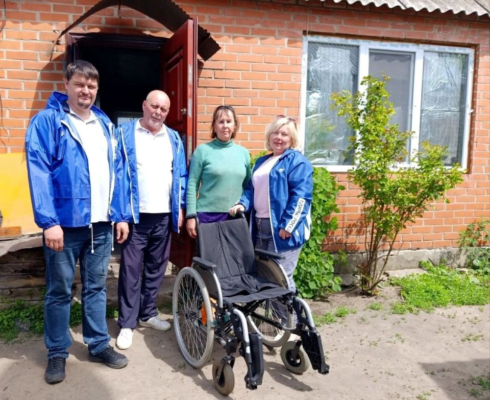 С заботой о каждом: северодонецкие единороссы исполнили просьбу 95-летней жительницы С заботой о каждом: северодонецкие единороссы исполнили просьбу 95-летней жительницы