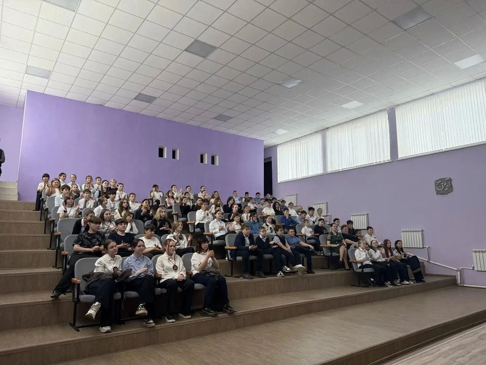 В Брянковской средней школе № 9 состоялся праздничный концерт «Ура, каникулы!», организованный в рамках социального партнерства с учреждением дополнительного образования Брянковским домом детского и юношеского творчества