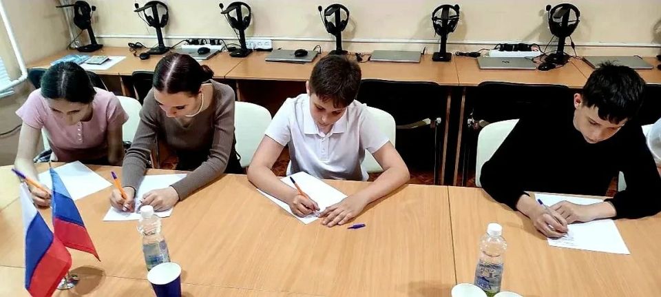 В Молодежном клубе «ПРОФ_ориентир» при ТО ГКУ «РЦЗН ЛНР» в Беловодском районе состоялось заседание на тему «Меры государственной поддержки для несовершеннолетних» В Молодежном клубе «ПРОФ_ориентир» при ТО ГКУ «РЦЗН ЛНР» в Беловодском районе состоялось заседание на тему «Меры государственной поддержки для несовершеннолетних»