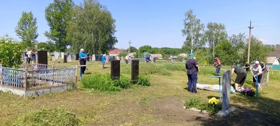 Сегодня в селе Воеводское провели уборку кладбища Сегодня в селе Воеводское провели уборку кладбища