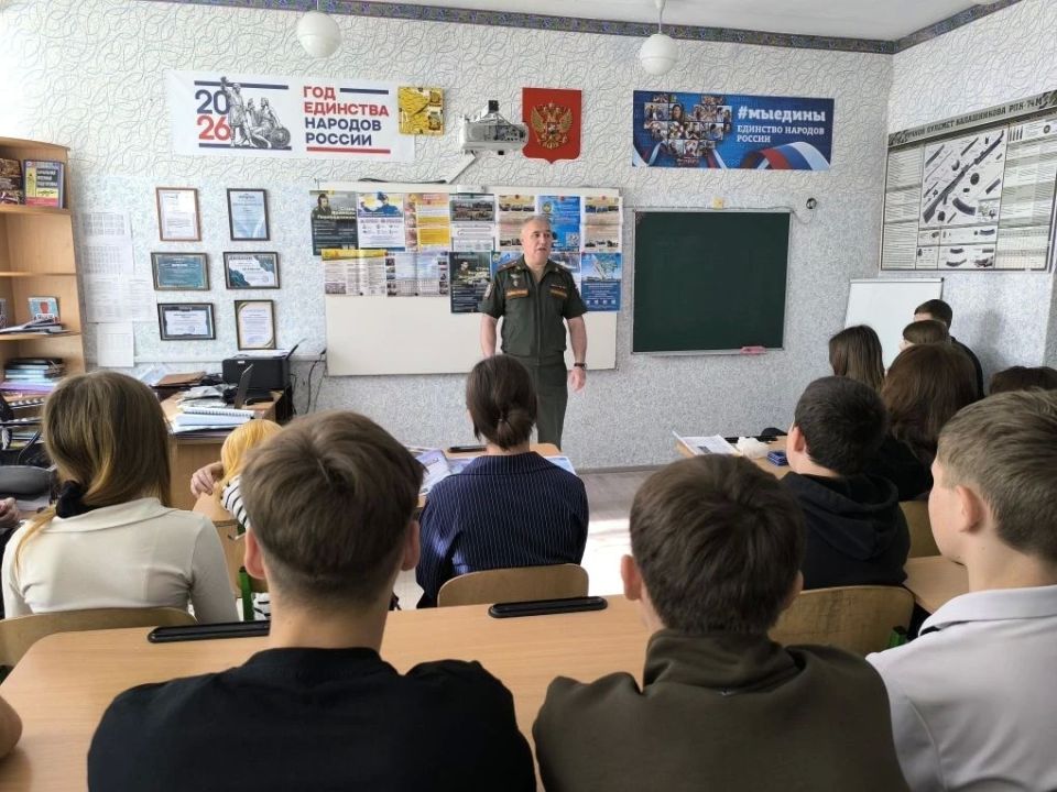 Профориентационная встреча в Бахмутовской школе: майор Владимир Фоминов рассказал о поступлении в военные вузы Профориентационная встреча в Бахмутовской школе: майор Владимир Фоминов рассказал о поступлении в военные вузы