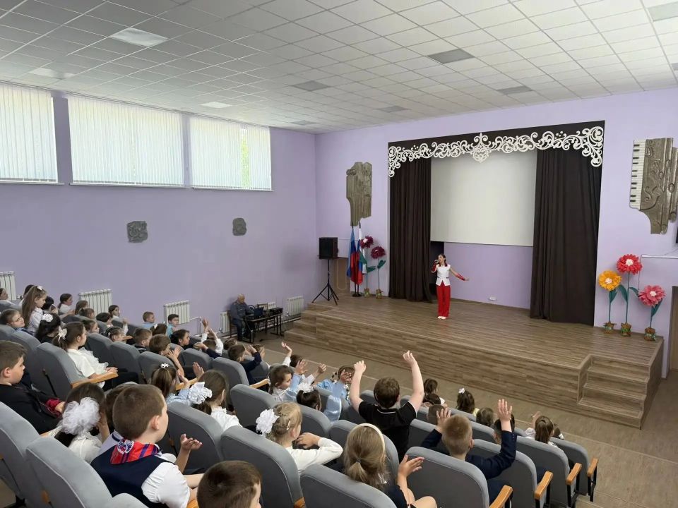 В Брянковской средней школе № 9 состоялся праздничный концерт «Ура, каникулы!», организованный в рамках социального партнерства с учреждением дополнительного образования Брянковским домом детского и юношеского творчества В Брянковской средней школе № 9 состоялся праздничный концерт «Ура, каникулы!», организованный в рамках социального партнерства с учреждением дополнительного образования Брянковским домом детского и юношеского творчества