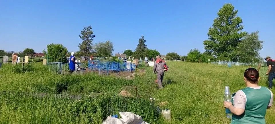Сегодня в селе Воеводское провели уборку кладбища Сегодня в селе Воеводское провели уборку кладбища