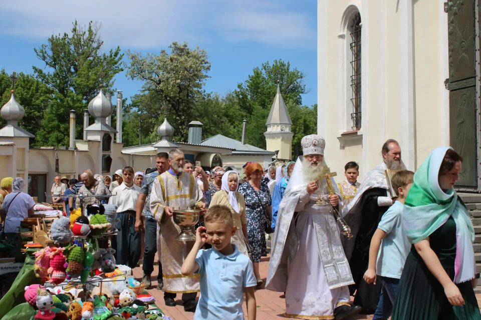 В большой праздник Вознесения Господня мастера народного клуба «Левша» Луганского центра народного творчества под руководством заведующей отделом декоративно-прикладного и изобразительного искусства ЛЦНТ Галины Забудько... В большой праздник Вознесения Господня мастера народного клуба «Левша» Луганского центра народного творчества под руководством заведующей отделом декоративно-прикладного и изобразительного искусства ЛЦНТ Галины Забудько...