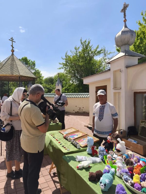 В большой праздник Вознесения Господня мастера народного клуба «Левша» Луганского центра народного творчества под руководством заведующей отделом декоративно-прикладного и изобразительного искусства ЛЦНТ Галины Забудько... В большой праздник Вознесения Господня мастера народного клуба «Левша» Луганского центра народного творчества под руководством заведующей отделом декоративно-прикладного и изобразительного искусства ЛЦНТ Галины Забудько...