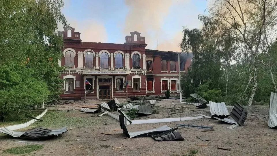 Более 10 человек остаются под завалами общежития в Старобельске ЛНР, сообщает ТАСС
