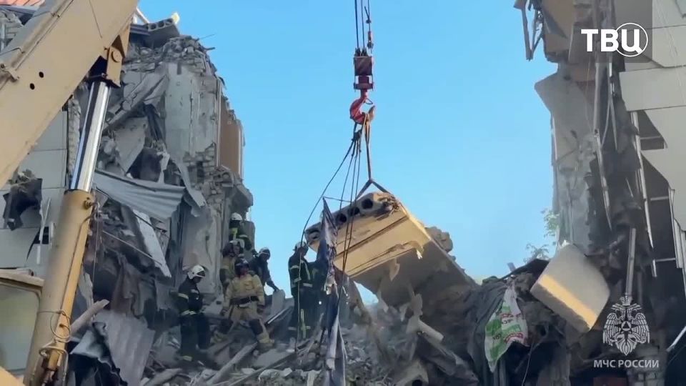 Из-под завалов в атакованном ВСУ колледже в ЛНР достали ещё троих человек