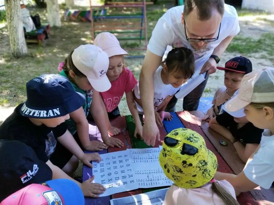 Сотрудники Лутугинского районного дома культуры провели мероприятие в детском саду «Ласточка» Сотрудники Лутугинского районного дома культуры провели мероприятие в детском саду «Ласточка»