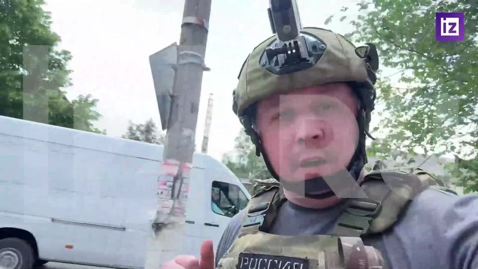 Спасатели покидают место завалов общежития в Старобельске в ЛНР, которое обстреляли ВСУ, из-за угрозы повторного удара
