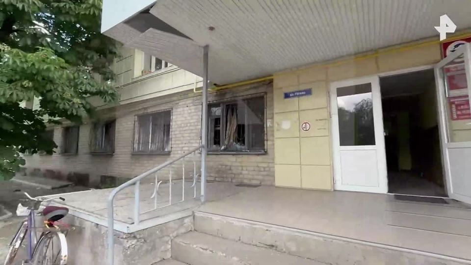 Кадры поврежденного медицинского центра "Гиппократ" в Старобельске в ЛНР публикует РЕН ТВ