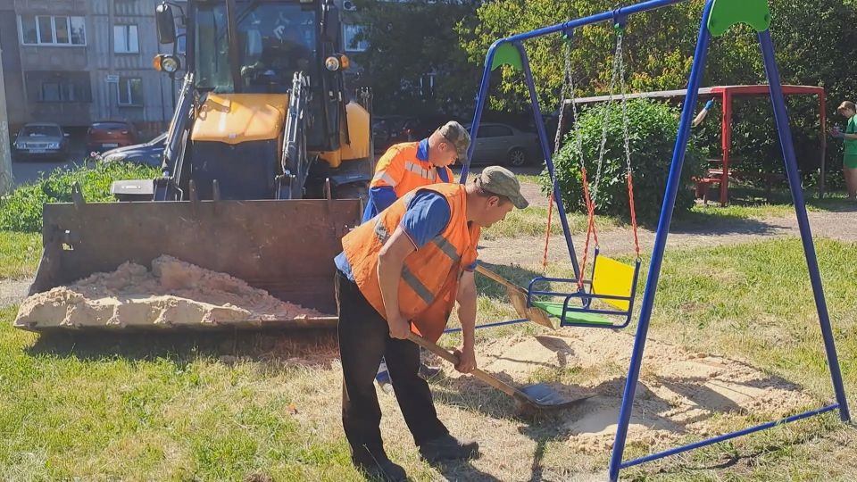 В Алчевске продолжили проведение цикла мероприятий «День двора» В Алчевске продолжили проведение цикла мероприятий «День двора»