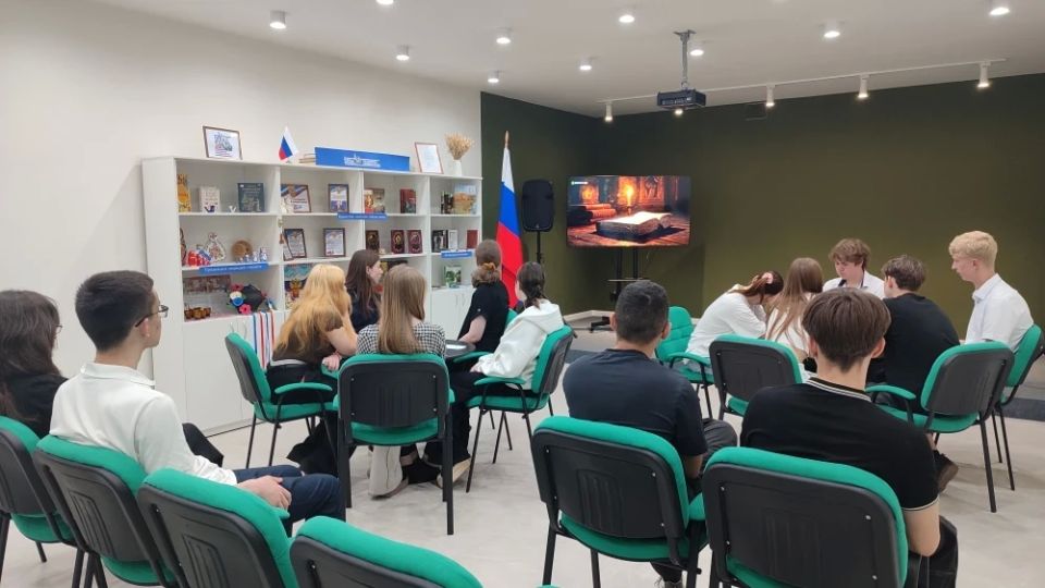 22 мая, в преддверии Дня славянской письменности и культуры, в Перевальской модельной библиотеке «Библиопортал» в рамках культурно-просветительского центра «Русская грамота» прошел познавательный час «Кто знает «Аз» да... 22 мая, в преддверии Дня славянской письменности и культуры, в Перевальской модельной библиотеке «Библиопортал» в рамках культурно-просветительского центра «Русская грамота» прошел познавательный час «Кто знает «Аз» да...