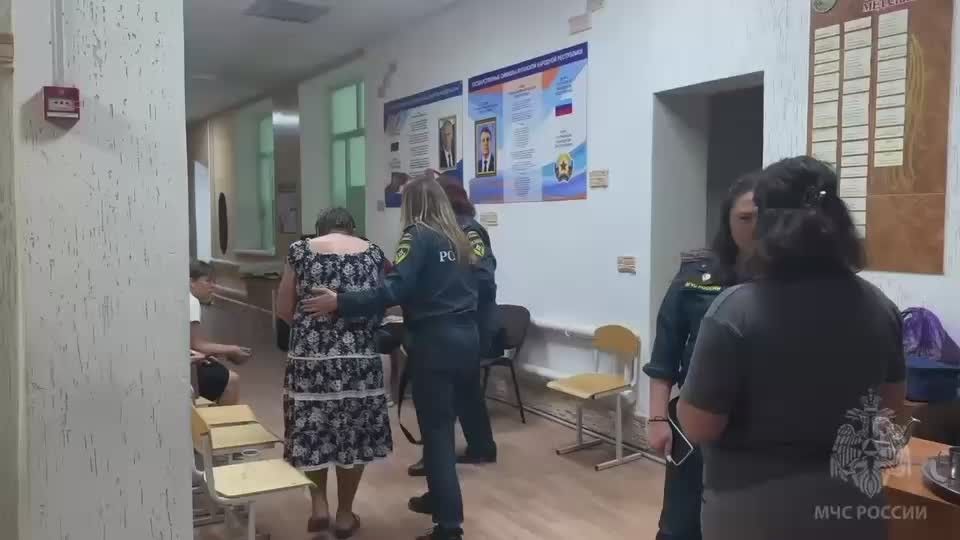 На место трагедии в Старобельске приехали родственники пострадавших — под завалами атакованного ВСУ общежития могут находиться до 18 студентов и преподавателей