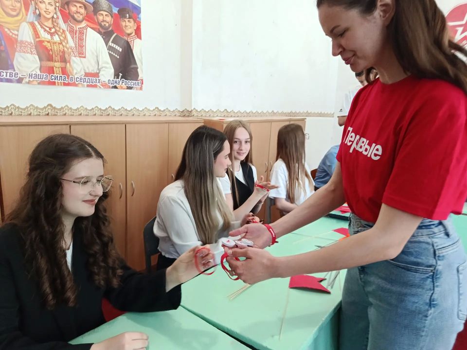 В Ровеньках провели мастер-класс по изготовлению противоминных флажков В Ровеньках провели мастер-класс по изготовлению противоминных флажков